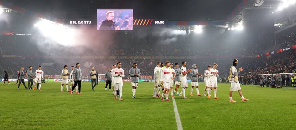 02.10.2025, Schweiz, Basel, Fußball UEFA Europa League, FC Basel vs. VfB Stuttgart, Mannschaft (VfB) enttäuscht bei den Fans, Anzeigetafel mit dem Endstand 2:0, VfB Trainer Sebastian Hoeneß