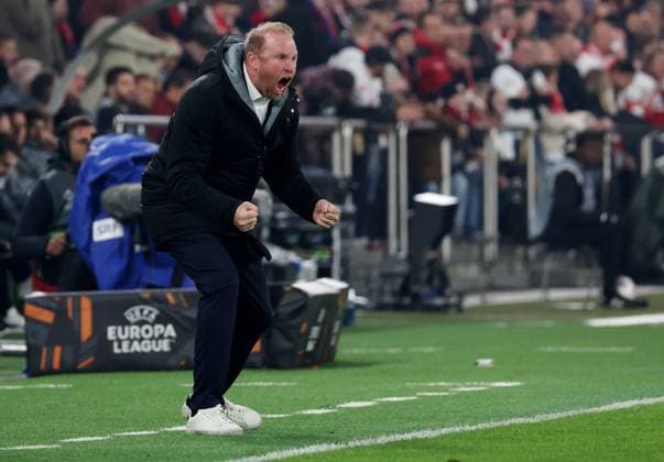 02.10.2025, Schweiz, Basel, Fußball UEFA Europa League, FC Basel vs. VfB Stuttgart, FC Trainer Ludovig Magnin freut sich und schreit, ballt die Fäuste
