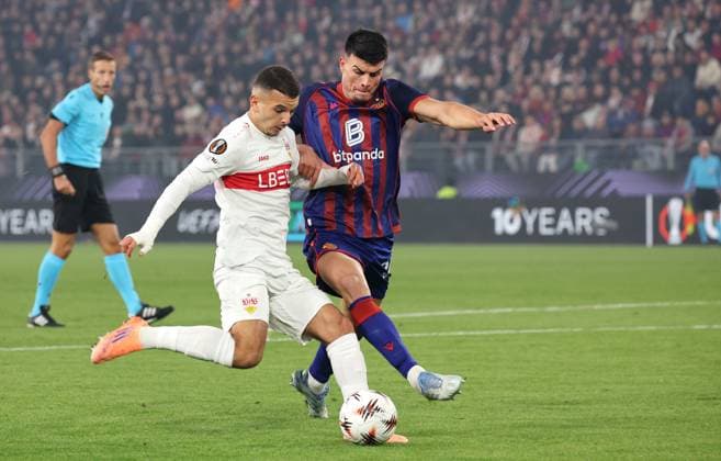 02.10.2025, Schweiz, Basel, Fußball UEFA Europa League, FC Basel vs. VfB Stuttgart, Badredine Bouanani (VfB), Flavius Daniliuc (FC)