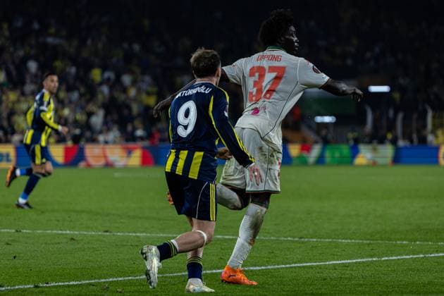 Fenerbahce vs Nice UEFA Europa League 2025-26 MD2 Milan Skriniar of Fenerbahce SK kick back Kerem Akturkoglu of Fenerbahce SK during the match. Fenerbahce and Nice faced each other at UEFA Europa League 2025 26 League Phase MD2. The match took place in Ulker Fenerbahce Sukru Saracoglu Stadium on October 2, 2025. Istanbul Istanbul Turkey Copyright: xBurakxBasturkx