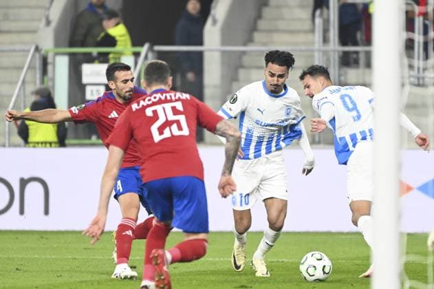 Stratos Svarnas (RAK) , Stefan Baiaram (UNI) and Assad Al Hamlawi (UNI) during match the UEFA Conference League between Rakow Czestochowa vs Universitatea Craiova at the ArcelorMittal Park in Sosnowiec, Poland on October 2, 2025  Copyright: xMichalxDubiel IPAxSportx xipa-agency.netx xx IPA_66062303 IPA_Agency_IPA66062303