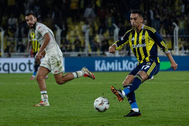 Fenerbahce vs Nice UEFA Europa League 2025-26 MD2 Irfan Can Kahveci of Fenerbahce SK kicks the ball during the match. Fenerbahce and Nice faced each other at UEFA Europa League 2025 26 League Phase MD2. The match took place in Ulker Fenerbahce Sukru Saracoglu Stadium on October 2, 2025. Istanbul Istanbul Turkey Copyright: xBurakxBasturkx