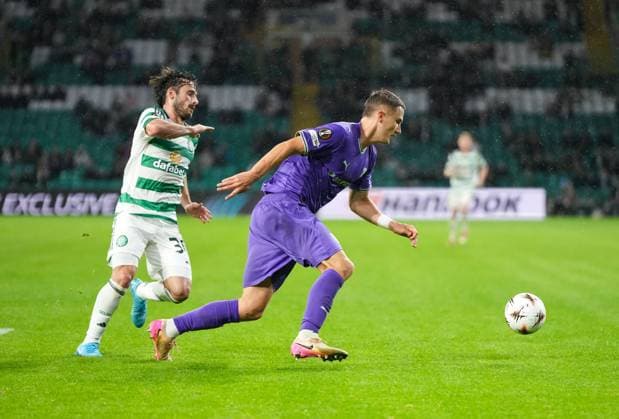 Gustaf Lagerbielke of SC Braga under pressure from Marcelo Saracchi of Celtic Celtic v Braga, UEFA Europa League, Group Stage, Football, Celtic Park, Glasgow, Scotland, UK - 02 Oct 2025Glasgow Celtic Park Scotland United Kingdom EDITORIAL USE ONLY No use with unauthorised audio, video, data, fixture lists, club league logos or live services. Online in-match use limited to 120 images, no video emulation. No use in betting, games or single club league player publications. Copyright: xStuartxWallace Shutterstockx 15504055ea