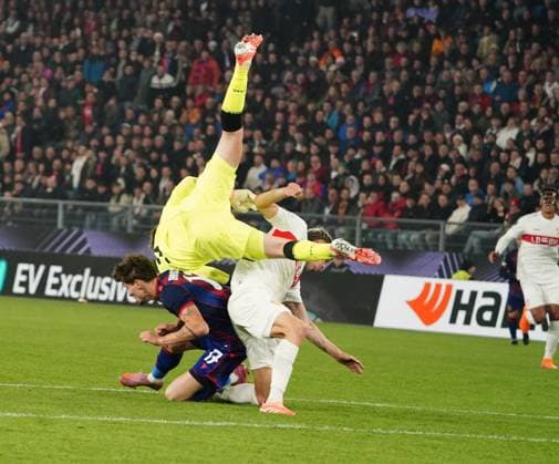 02.10.2025 Schweiz, Basel .Fussball Herren UEFA Europa League Saison 2025 2026 FC Basel - VFB Stuttgart.2:0 Bild : Stuttgarts Torhueter Nuebel auf Moritz Broschinski (FC Basel) Aktion