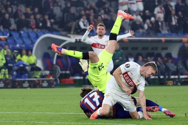 02.10.2025, xrekx, Fussball UEFA Europa League, FC Basel - VfB Stuttgart v.l. Alexander Nübel Nuebel (VfB Stuttgart) Moritz Broschinski (FC Basel 1893) Ramon Hendriks (VfB Stuttgart) Zweikampf, Aktion, action, battle for the ball (DFL DFB REGULATIONS PROHIBIT ANY USE OF PHOTOGRAPHS as IMAGE SEQUENCES and or QUASI-VIDEO) basel