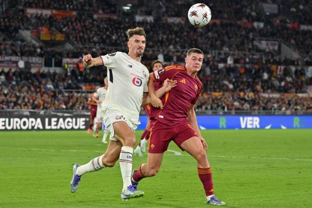 Soccer, Europa League match, AS Roma v Lille Thomas Meunier of Losc Lille,Evan Ferguson of AS Roma during the Europa League match between AS Roma v Lille at Olimpico stadium in Rome, Italy, Oct 02nd, 2025. Imago-Images Emmefoto Copyright: xImago-Images Emmefotox