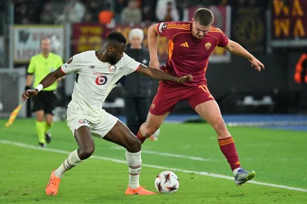 Soccer, Europa League match, AS Roma v Lille Chancel Mbemba of Losc Lille,Evan Ferguson of AS Roma during the Europa League match between AS Roma v Lille at Olimpico stadium in Rome, Italy, Oct 02nd, 2025. Imago-Images Emmefoto Copyright: xImago-Images Emmefotox