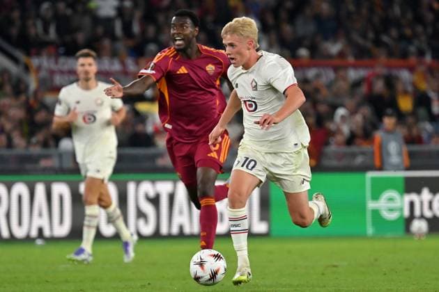 Soccer, Europa League match, AS Roma v Lille Evan Ndicka of AS Roma,Hakon Arnar Haraldsson of Losc Lille during the Europa League match between AS Roma v Lille at Olimpico stadium in Rome, Italy, Oct 02nd, 2025. Imago-Images Emmefoto Copyright: xImago-Images Emmefotox
