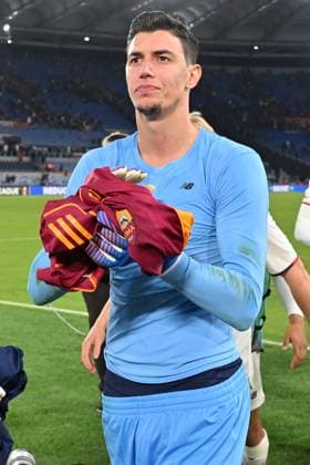 Soccer, Europa League match, AS Roma v Lille Berke Ozer of Losc Lille celebrating the victory at the end of the match during the Europa League match between AS Roma v Lille at Olimpico stadium in Rome, Italy, Oct 02nd, 2025. Imago-Images Emmefoto Copyright: xImago-Images Emmefotox