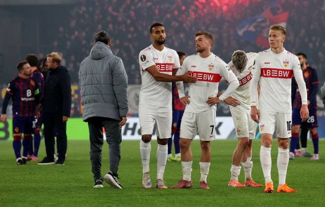 02.10.2025, Schweiz, Basel, Fußball UEFA Europa League, FC Basel vs. VfB Stuttgart, v.l. Josha Vagnoman, Maximilian Mittelstädt, Ramon Hendriks, Chris Führich enttäuscht (VfB)