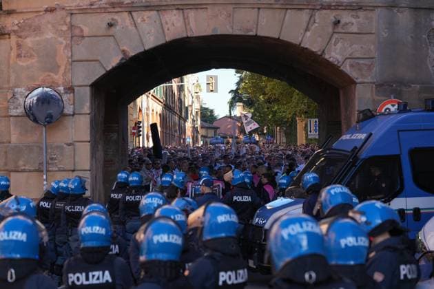 Die Polizei blockiert den Durchgang und zwingt die Gästefans durch einen kleinen Seitengang, Fans, Ultras , Italien, Fussball, UEFA Europa League, 2.Spieltag, Ligaphase, 2025 2026, Bologna FC vs. SC Freiburg, 02.10.2025, Stadio Renato Dall™Ara, Bologna, Italien Bologna Stadio Renato Dall™Ara Emilia-Romagna Italien *** The police block the passageway and force the visiting fans through a small side corridor, Fans, Ultras , Italy, Football, UEFA Europa League, Matchday 2, League phase, 2025 2026, Bologna FC vs SC Freiburg, 02 10 2025, Stadio Renato Dall™Ara, Bologna, Italy Bologna Stadio Renato Dall™Ara Emilia Romagna Italy Copyright: xArnexAmbergx