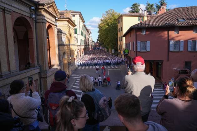 Großes Interesse am Fanmarsch, Fans, Ultras , Italien, Fussball, UEFA Europa League, 2.Spieltag, Ligaphase, 2025 2026, Bologna FC vs. SC Freiburg, 02.10.2025, Stadio Renato Dall™Ara, Bologna, Italien Bologna Stadio Renato Dall™Ara Emilia-Romagna Italien Copyright: xArnexAmbergx