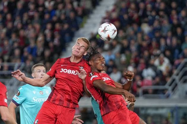 Philipp Lienhart (SC Freiburg, 03) und Junior Adamu (SC Freiburg, 20) Kopfball , Italien, Fussball, UEFA Europa League, 2.Spieltag, Ligaphase, 2025 2026, Bologna FC vs. SC Freiburg, 02.10.2025, Stadio Renato Dall™Ara, Bologna, Italien Bologna Stadio Renato Dall™Ara Emilia-Romagna Italien *** Philipp Lienhart SC Freiburg, 03 and Junior Adamu SC Freiburg, 20 Header , Italy, Football, UEFA Europa League, Matchday 2, League Phase, 2025 2026, Bologna FC vs SC Freiburg, 02 10 2025, Stadio Renato Dall™Ara, Bologna, Italy Bologna Stadio Renato Dall™Ara Emilia Romagna Italy Copyright: xArnexAmbergx