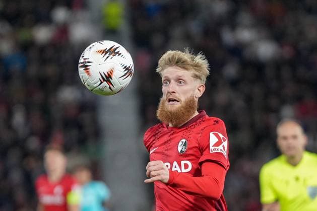 Jan-Niklas Beste (SC Freiburg, 19) am Ball , Italien, Fussball, UEFA Europa League, 2.Spieltag, Ligaphase, 2025 2026, Bologna FC vs. SC Freiburg, 02.10.2025, Stadio Renato Dall™Ara, Bologna, Italien Bologna Stadio Renato Dall™Ara Emilia-Romagna Italien Copyright: xArnexAmbergx