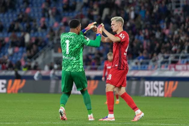Noah Atubolu (SC Freiburg, 01) und Matthias Ginter (SC Freiburg, 28) , Italien, Fussball, UEFA Europa League, 2.Spieltag, Ligaphase, 2025 2026, Bologna FC vs. SC Freiburg, 02.10.2025, Stadio Renato Dall™Ara, Bologna, Italien Bologna Stadio Renato Dall™Ara Emilia-Romagna Italien Copyright: xArnexAmbergx