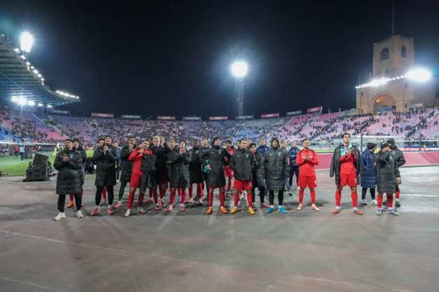 Die Mannschaft bedankt sich bei den Fans und Ultras im Gästeblock nach dem Spiel , Italien, Fussball, UEFA Europa League, 2.Spieltag, Ligaphase, 2025 2026, Bologna FC vs. SC Freiburg, 02.10.2025, Stadio Renato Dall™Ara, Bologna, Italien Bologna Stadio Renato Dall™Ara Emilia-Romagna Italien Copyright: xArnexAmbergx