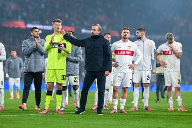 UEFA Europa League - FC Basel vs VfB Stuttgart am 02.10.2025 im St. Jakob-Park imm Basel Trainer Sebastian Hoeneß Hoeness (Stuttgart) und Torwart Fabian Bredlow (Stuttgart) unzufrieden, enttäuscht, enttaeuscht, niedergeschlagen nach der Niederlage.