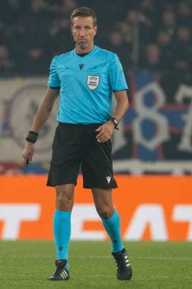Basel, Switzerland, October 02th 2025 Davide Massa (ref ITA) during the Europa League football match between FC Basel 1893 and VfB Stuttgart at St. Jakob Park in Basel, Switzerland. Pascal von Büren (Pascal von Büren SPP) Copyright: xPascalxvonxBürenx xSPPx spp-en-PaVoBSp-PAVO_Foto-53