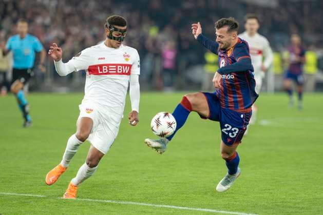 Luca Jaquez, VfB, re. Albian Ajeti, FCB, FC Basel - VfB Stuttgart, Europa League, Fussball, 02.10.2025
