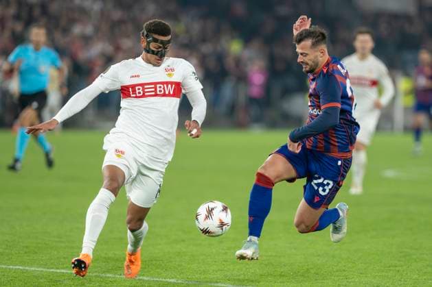 Luca Jaquez, VfB, re. Albian Ajeti, FCB, FC Basel - VfB Stuttgart, Europa League, Fussball, 02.10.2025