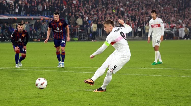 02.10.25 FC Basel - VfB Stuttgart Schweiz, Basel, 02.10.2025, Fussball, UEFA Europa League, FC Basel - VfB Stuttgart: Ermedin Demirovic (VfB Stuttgart); verschossener Elfmeter.