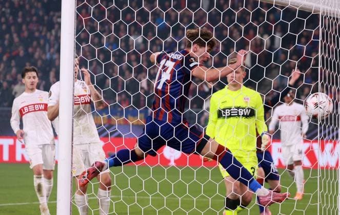 02.10.25 FC Basel - VfB Stuttgart Schweiz, Basel, 02.10.2025, Fussball, UEFA Europa League, FC Basel - VfB Stuttgart: v.l. Moritz Broschinski (FC Basel), Alexander Nübel (VfB Stuttgart); Tor 2:0 Shaqiri.