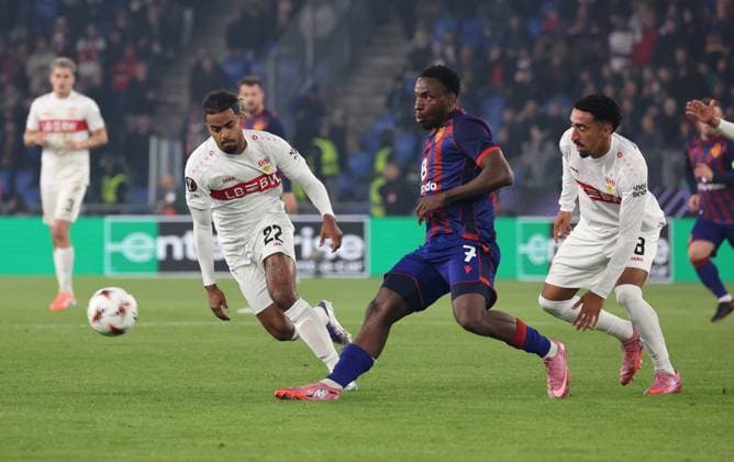 02.10.2025, Schweiz, Basel, Fußball UEFA Europa League, FC Basel vs. VfB Stuttgart, v.l. Lorenz Assignon (VfB), Philip Otele (FC)