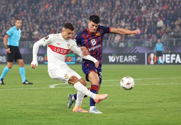 02.10.2025, Schweiz, Basel, Fußball UEFA Europa League, FC Basel vs. VfB Stuttgart, v.l. Badredine Bouanani (VfB), Flavius Daniliuc (FC)