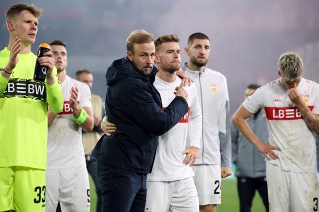 02.10.25 FC Basel - VfB Stuttgart Schweiz, Basel, 02.10.2025, Fussball, UEFA Europa League, FC Basel - VfB Stuttgart: v.l. Sebastian Hoeneß (Trainer VfB Stuttgart), Maximilian Mittelstädt (VfB Stuttgart).