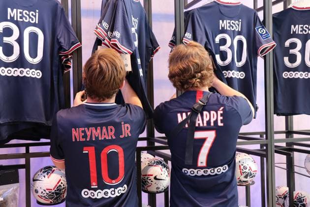 Official presentation of Lionel Messi by Paris Saint-Germain PARIS, FRANCE - AUGUST 11: Soccer fans inspect Lionel Messi s PSG no 30 shirts during Messi s press conference, PK, Pressekonferenz announcing his signing with the club in Paris on August 11, 2021. Messi, the six time Ballon d Or trophy winner with FC Barcelona, Barca signed a 2-year contract with an option for a third year with the French club. Ile-de-France France. Editorial use only. Please get in touch for any other usage.  Copyright: x2025xAnadoluxAlaattinxDoÄürux
