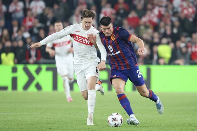 FC Basel - VfB Stuttgart Angelo Stiller gegen Flavius Daniliuc 02.10.2025 St.Jakob Park Basel, SCHWEIZ, Saison 2025 2026 Herren Fussball Europa League FC Basel - VfB Stuttgart Angelo Stiller (li,VfB Stuttgart) gegen Flavius Daniliuc (FC Basel)
