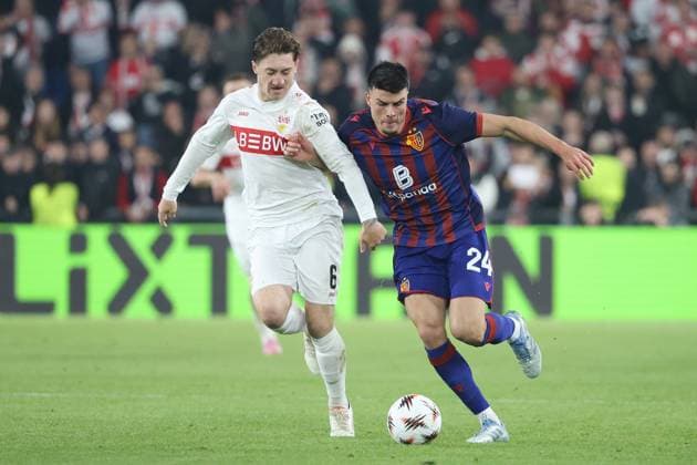 FC Basel - VfB Stuttgart Angelo Stiller gegen Flavius Daniliuc 02.10.2025 St.Jakob Park Basel, SCHWEIZ, Saison 2025 2026 Herren Fussball Europa League FC Basel - VfB Stuttgart Angelo Stiller (li,VfB Stuttgart) gegen Flavius Daniliuc (FC Basel)