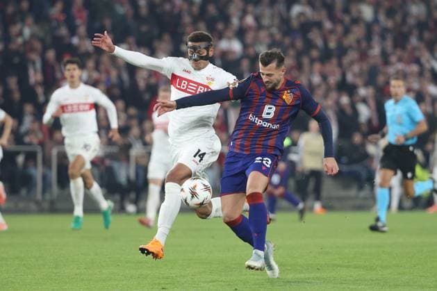 FC Basel - VfB Stuttgart Luca Jaquez gegen Albian Ajeti 02.10.2025 St.Jakob Park Basel, SCHWEIZ, Saison 2025 2026 Herren Fussball Europa League FC Basel - VfB Stuttgart Luca Jaquez (li,VfB Stuttgart) gegen Albian Ajeti (FC Basel)