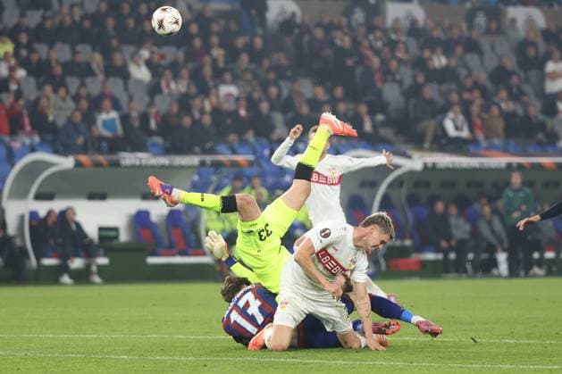 FC Basel - VfB Stuttgart Torwart Alexander Nuebel und Ramon Hendriks gegen Moritz Broschinski 02.10.2025 St.Jakob Park Basel, SCHWEIZ, Saison 2025 2026 Herren Fussball Europa League FC Basel - VfB Stuttgart Torwart Alexander Nuebel und Ramon Hendriks (VfB Stuttgart) im kampf um den Ball mit Moritz Broschinski (FC Basel)