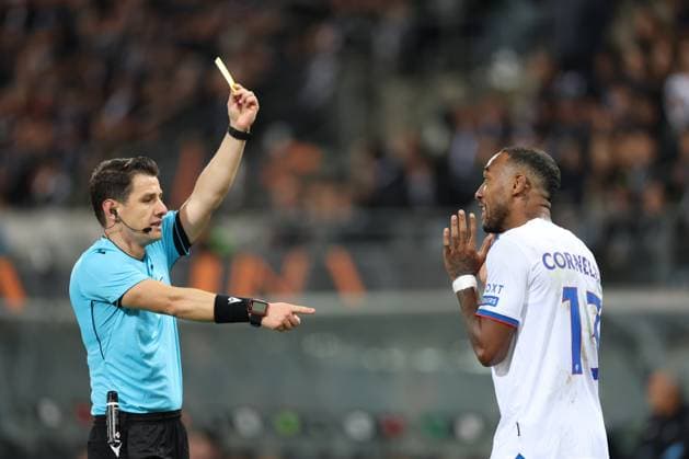 UEFA Europa League: SK Sturm Graz vs. Rangers FC, 02.10.2025 UEFA Europa League Spiel zwischen SK Sturm Graz und Rangers FC. Spannung, Emotionen und Fußball auf höchstem europäischen Niveau. Das Bild zeigt Gelbe Karte von Derek Cornelius (Rangers). Copyright: xBEAUTIFULxSPORTS Rainerx