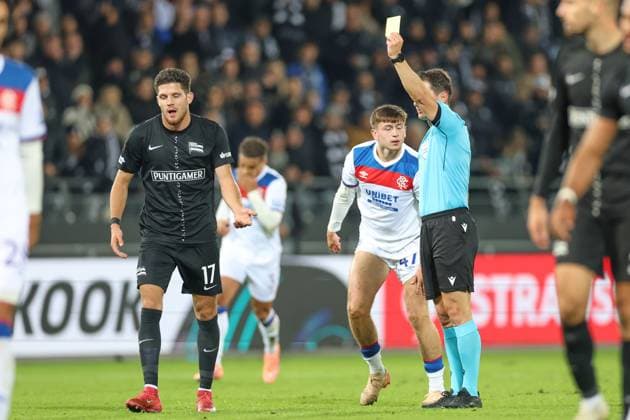 UEFA Europa League: SK Sturm Graz vs. Rangers FC, 02.10.2025 UEFA Europa League Spiel zwischen SK Sturm Graz und Rangers FC. Spannung, Emotionen und Fußball auf höchstem europäischen Niveau. Das Bild zeigt die Gelbe Karte von Emir Karic (STU). Copyright: xBEAUTIFULxSPORTS Rainerx