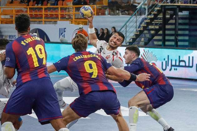 (251003) -- CAIRO, Oct. 3, 2025 -- Yehia El-Deraa (2nd R) of Veszprem HC competes during the final match of the 18th IHF Men s Club World Championship, WM, Weltmeisterschaft 2025 between Veszprem HC of Hungary and FC Barcelona, Barca of Spain in Cairo, Egypt, on Oct. 2, 2025. ) (SP)EGYPT-CAIRO-HANDBALL-IHF MEN S CLUB WORLD CHAMPIONSHIP-FINAL AhmedxGomaa 