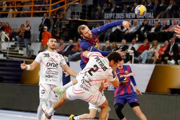 (251003) -- CAIRO, Oct. 3, 2025 -- Aleix Gomez Abello (top) of FC Barcelona, Barca shoots during the final match of the 18th IHF Men s Club World Championship, WM, Weltmeisterschaft 2025 between Veszprem HC of Hungary and FC Barcelona of Spain in Cairo, Egypt, on Oct. 2, 2025. ) (SP)EGYPT-CAIRO-HANDBALL-IHF MEN S CLUB WORLD CHAMPIONSHIP-FINAL AhmedxGomaa 