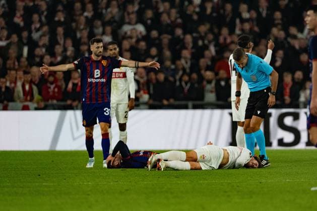 Schweiz: UEFA Europa League 2025 26, FC Basel 1893 vs VfB Stuttgart - St. Jakob-Park, Basel: Schiedsrichter Davide Massa schaut zu den beiden Spieler am Boden Copyright: xKjetilxWaberx