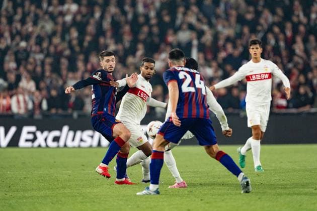 Schweiz: UEFA Europa League 2025 26, FC Basel 1893 vs VfB Stuttgart - St. Jakob-Park, Basel: Lorenz Assignon (22 Stuttgart) im Duell mit Leo Leroy (22 Basel) Copyright: xKjetilxWaberx