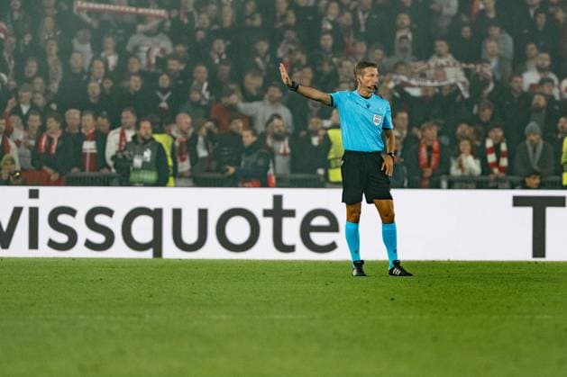 Schweiz: UEFA Europa League 2025 26, FC Basel 1893 vs VfB Stuttgart - St. Jakob-Park, Basel: Davide Massa wartet auf Prüfung vom VAR Copyright: xKjetilxWaberx