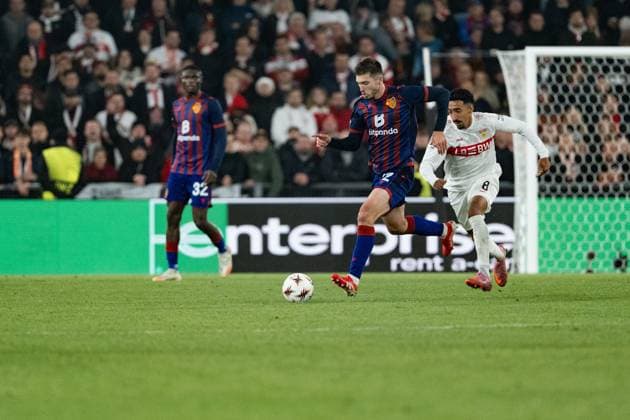 Schweiz: UEFA Europa League 2025 26, FC Basel 1893 vs VfB Stuttgart - St. Jakob-Park, Basel: Leo Leroy (22 Basel) im Duell mit Tiago Tomas (8 Stuttgart) Copyright: xKjetilxWaberx
