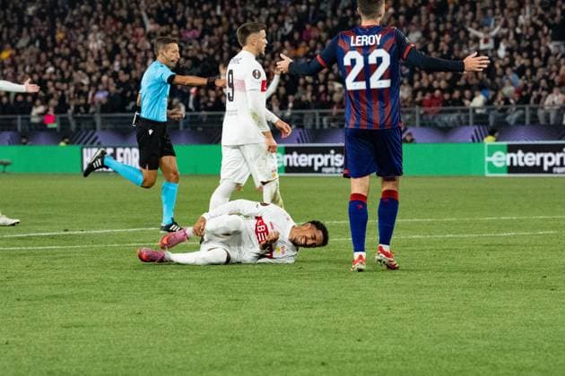 Schweiz: UEFA Europa League 2025 26, FC Basel 1893 vs VfB Stuttgart - St. Jakob-Park, Basel: Jamie Leweling (18 Stuttgart) nach einem Foul im Strafraum Copyright: xKjetilxWaberx