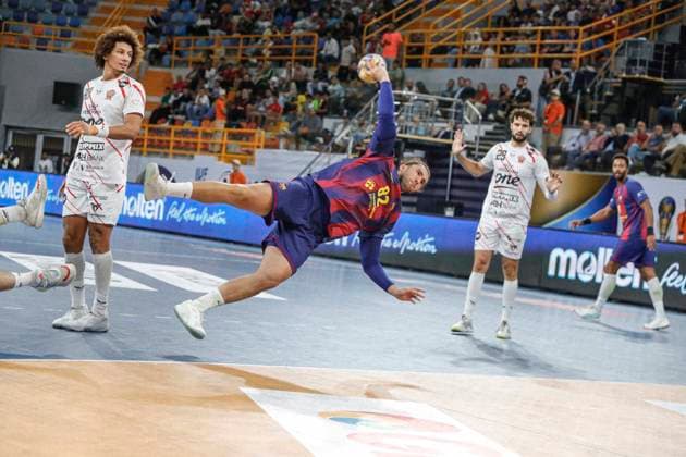 (251003) -- CAIRO, Oct. 3, 2025 -- Luis Diogo Da Sousa Frade (C) of FC Barcelona, Barca competes during the final match of the 18th IHF Men s Club World Championship, WM, Weltmeisterschaft 2025 between Veszprem HC of Hungary and FC Barcelona of Spain in Cairo, Egypt, on Oct. 2, 2025. ) (SP)EGYPT-CAIRO-HANDBALL-IHF MEN S CLUB WORLD CHAMPIONSHIP-FINAL AhmedxGomaa 
