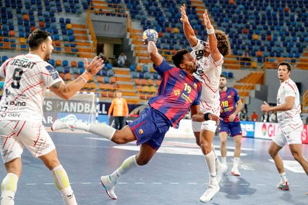 (251003) -- CAIRO, Oct. 3, 2025 -- Timothey N Guessan (2nd L) of FC Barcelona, Barca competes during the final match of the 18th IHF Men s Club World Championship, WM, Weltmeisterschaft 2025 between Veszprem HC of Hungary and FC Barcelona of Spain in Cairo, Egypt, on Oct. 2, 2025. ) (SP)EGYPT-CAIRO-HANDBALL-IHF MEN S CLUB WORLD CHAMPIONSHIP-FINAL AhmedxGomaa 