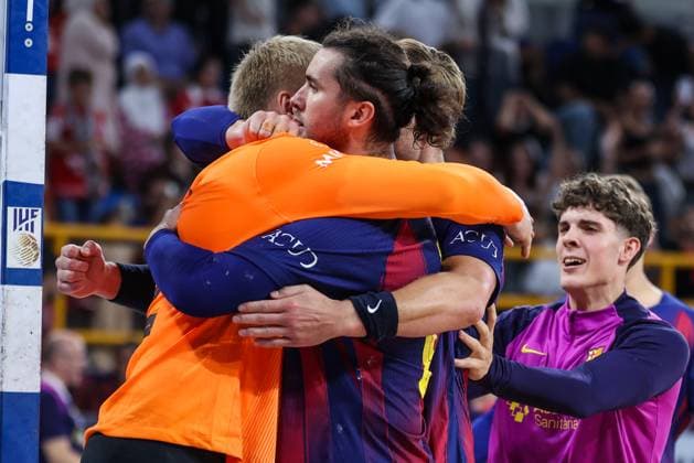 Veszprem HC V FC Barcelona, Barca - 18th IHF Men s Handball Club World Championship, WM, Weltmeisterschaft 2025 - FINAL Emil Nielsen of FC Barcelona celebrates with a teammate after the last save and wins the tournament at the 18th IHF Men s Handball Club World Championship 2025 final match between Veszprem HC and FC Barcelona in New Capital Sports Hall in Cairo, Egypt, on October 2, 2025. Cairo Egypt  Copyright: xAymanxArefx originalFilename:aref-notitle251002_np6W6.jpg
