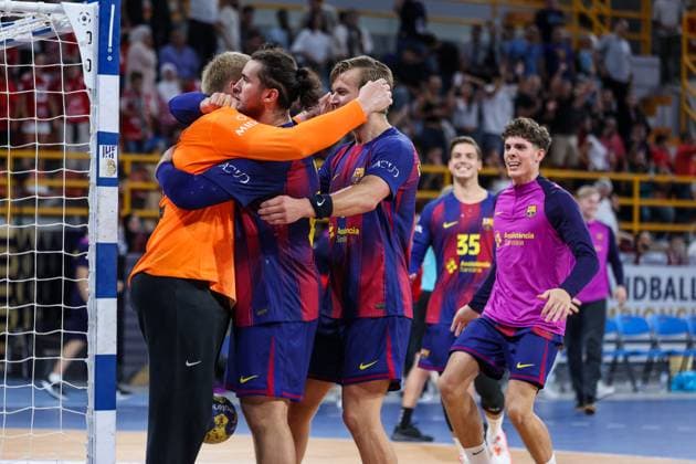 Veszprem HC V FC Barcelona, Barca - 18th IHF Men s Handball Club World Championship, WM, Weltmeisterschaft 2025 - FINAL Emil Nielsen of FC Barcelona celebrates with a teammate after the last save and wins the tournament at the 18th IHF Men s Handball Club World Championship 2025 final match between Veszprem HC and FC Barcelona in New Capital Sports Hall in Cairo, Egypt, on October 2, 2025. Cairo Egypt  Copyright: xAymanxArefx originalFilename:aref-notitle251002_npl4V.jpg