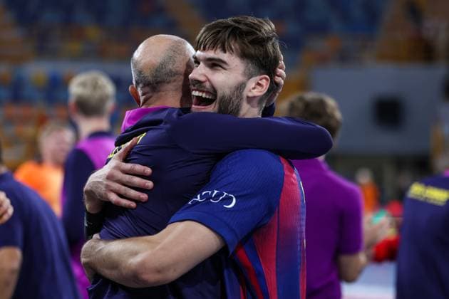 Veszprem HC V FC Barcelona, Barca - 18th IHF Men s Handball Club World Championship, WM, Weltmeisterschaft 2025 - FINAL Djordje Cikusa and Jelicic of FC Barcelona celebrate after winning the tournament at the 18th IHF Men s Handball Club World Championship 2025 final match between Veszprem HC and FC Barcelona in New Capital Sports Hall in Cairo, Egypt, on October 2, 2025. Cairo Egypt  Copyright: xAymanxArefx originalFilename:aref-notitle251002_nplff.jpg