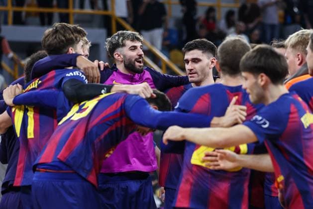 Veszprem HC V FC Barcelona, Barca - 18th IHF Men s Handball Club World Championship, WM, Weltmeisterschaft 2025 - FINAL FC Barcelona celebrate after winning the tournament at the 18th IHF Men s Handball Club World Championship 2025 final match between Veszprem HC and FC Barcelona in Cairo, Egypt, on October 2, 2025. Cairo Egypt  Copyright: xAymanxArefx originalFilename:aref-notitle251002_npvls.jpg