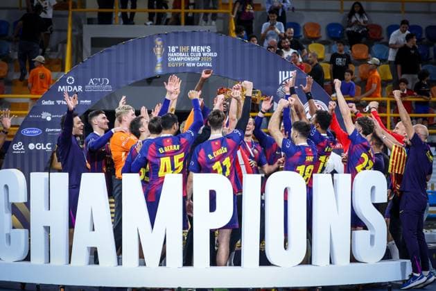Veszprem HC V FC Barcelona, Barca - 18th IHF Men s Handball Club World Championship, WM, Weltmeisterschaft 2025 - FINAL FC Barcelona celebrates their 8th IHF Men s Handball Club World Cup at the closing ceremony after the 18th IHF Men s Handball Club World Championship 2025 final match between Veszprem HC and FC Barcelona in New Capital Sports Hall in Cairo, Egypt, on October 2, 2025. Cairo Egypt  Copyright: xAymanxArefx originalFilename:aref-notitle251002_np0zW.jpg